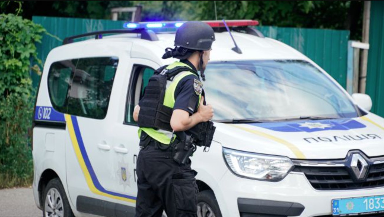 Жінка віддухопелила чужу дитину за зірвану квітку: справа дійшла до поліції Жінка віддухопелила чужу дитину за зірвану квітку: справа дійшла до поліції